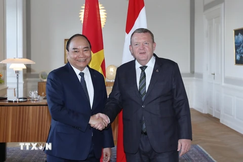 Thủ tướng Nguyễn Xuân Phúc và Thủ tướng Đan Mạch Lars Løkke Rasmussen. (Ảnh: Thống Nhất/TTXVN)