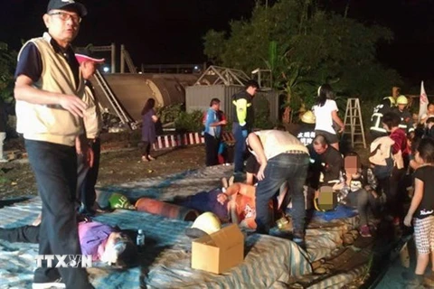 Lực lượng cứu hộ làm nhiệm vụ tại hiện trường vụ tai nạn đường sắt ở Nghi Lan, Đài Loan, Trung Quốc. (Ảnh: Daily Star/TTXVN)