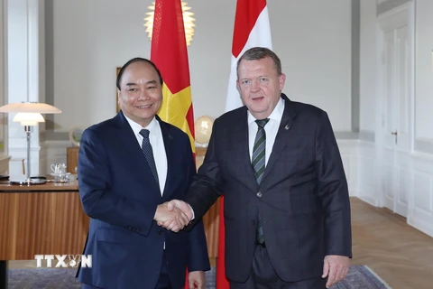  Thủ tướng Nguyễn Xuân Phúc và Thủ tướng Đan Mạch Lars Løkke Rasmussen chụp ảnh chung trước khi hội đàm. (Ảnh: Thống Nhất/TTXVN)
