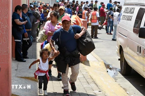 Người di cư Trung Mỹ tại Guadalupe Basilica, Mexico City ngày 9/4/2018. (Ảnh: AFP/TTXVN)