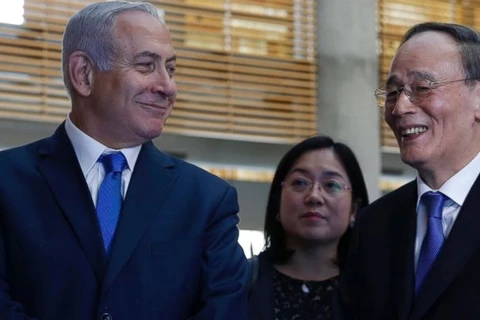 Thủ tướng Israel Benjamin Netanyahu (trái) và Phó Chủ tịch Trung Quốc Vương Kỳ Sơn. (Nguồn: AP)