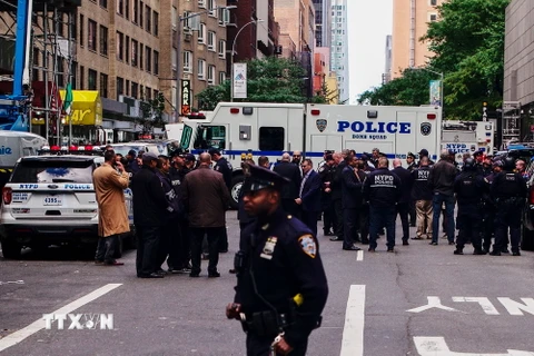 Cảnh sát Mỹ phong tỏa bên ngoài tòa nhà Time Warner ở New York sau khi phát hiện gói bưu kiện nghi chứa bom tại đây, ngày 24/10/2018. (Ảnh: THX/TTXVN)