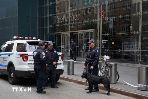 Cảnh sát Mỹ phong tỏa khu vực quanh tòa nhà Time Warner ở New York sau khi phát hiện gói bưu kiện có chứa chất nổ ngày 24/10. (Ảnh: AFP/TTXVN)