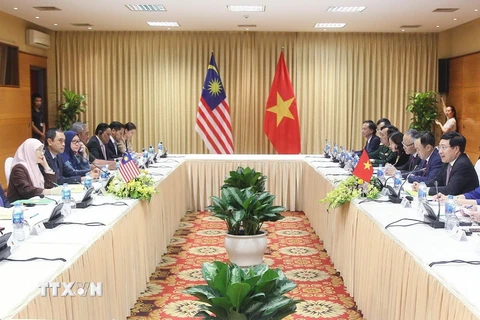 Phó Thủ tướng, Bộ trưởng Bộ Ngoại giao Phạm Bình Minh hội đàm với Phó Thủ tướng Malaysia Wan Azizah. (Ảnh: Lâm Khánh/TTXVN)