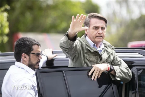 Ông Jair Bolsonaro chào những người ủng hộ tại một điểm bầu cử ở Rio de Janeiro, Brazil, ngày 28/10/2018. (Ảnh: THX/TTXVN)