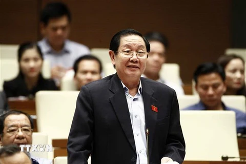 Bộ trưởng Bộ Nội vụ Lê Vĩnh Tân trả lời chất vấn của đại biểu Quốc hội. (Ảnh: Văn Điệp/TTXVN)