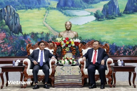Tổng Bí thư, Chủ tịch nước Lào Bounnhang Vorachith tiếp ông Trần Cẩm Tú tại Văn phòng Trung ương Đảng Nhân dân Cách mạng Lào. (Ảnh: Phạm Kiên/Vietnam+)