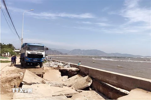 Tuyến đê kè ven biển của phường Đông Hải bị sóng biển xâm thực gây sạt lở nghiêm trọng. (Ảnh: Công Thử/TTXVN)