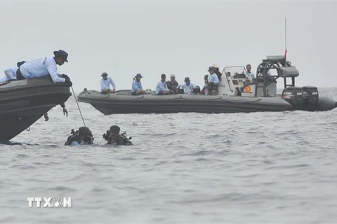 Các thành viên lực lượng đặc nhiệm của hải quân Indonesia tìm kiếm các nạn nhân vụ rơi máy bay Lion Air JT 610 ở ngoài khơi Tanjung Pakis, Indonesia ngày 30/10/2018. (Ảnh: THX/TTXVN)
