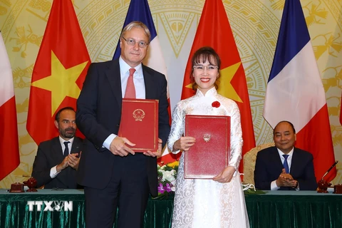 Thủ tướng Nguyễn Xuân Phúc và Thủ tướng Pháp Édouard Philippe chứng kiến lễ trao Hợp đồng mua 50 máy bay A321neo của Công ty cổ phần hàng không Vietjet. (Ảnh: Thống Nhất/TTXVN)