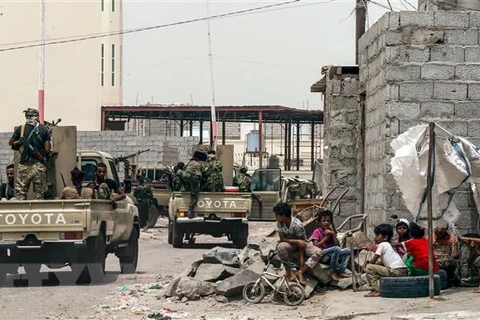 Các lực lượng chính phủ Yemen do liên quân Arab hậu thuẫn tuần tra tại thành phố Aden. (Ảnh: AFP/TTXVN)