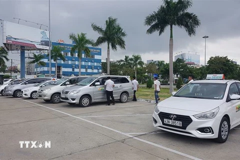 Một số tài xế taxi đình công trong sân bay Đà Nẵng. (Nguồn: TTXVN)