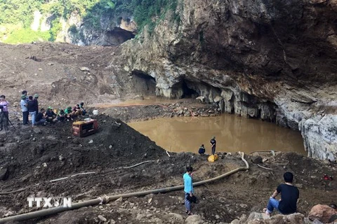 Hiện trường vụ sập hầm khai thác vàng làm hai người vẫn còn bị mất tích. (Ảnh: Thanh Hải/TTXVN)