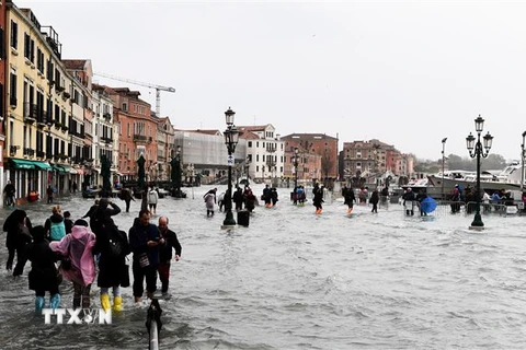 Thành phố du lịch nổi tiếng Venice của Italy đã bị ngập gần như hoàn toàn do triều cường. (Ảnh: AFP/TTXVN)