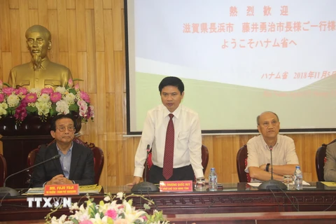 Phó Chủ tịch Ủy ban Nhân dân tỉnh Hà Nam Trương Quốc Huy giới thiệu môi trường đầu tư của Hà Nam. (Ảnh: Nguyễn Thị Chinh/TTXVN)