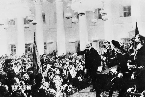 Ngay trong đêm 7/11/1917, Đại hội các Xô Viết được triệu tập, thành lập Chính quyền Xô Viết do V.I.Lenin đứng đầu. (Ảnh: Tư liệu TTXVN)