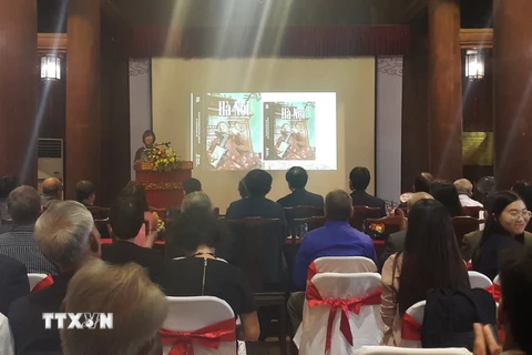 Lễ ra mắt cuốn sách 'Di sản văn hóa phi vật thể Hà Nội trong đời sống đương đại.' (Ảnh: Đinh Thuận/TTXVN)