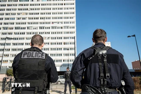 Cảnh sát Pháp tuần tra tại một khu vực ở thủ đô Paris. (Ảnh: AFP/TTXVN)