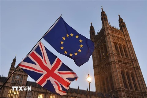 Cờ Anh (phía dưới) và cờ EU tại thủ đô London, Anh. Ảnh: AFP/ TTXVN