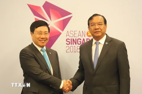 Phó Thủ tướng, Bộ trưởng Ngoại giao Phạm Bình Minh và Bộ trưởng Ngoại giao và Hợp tác quốc tế Campuchia Prak Sokhonn. (Ảnh: Xuân Vịnh/TTXVN)
