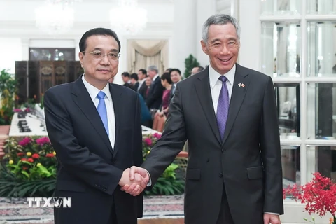 Thủ tướng Singapore Lý Hiển Long (phải) trong cuộc gặp Thủ tướng Trung Quốc Lý Khắc Cường đang có chuyến thăm chính thức Singapore, ngày 12/11/2018. (Ảnh: THX/TTXVN)