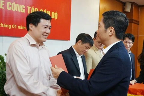 Ông Nguyễn Sinh Nhật Tân (trái)