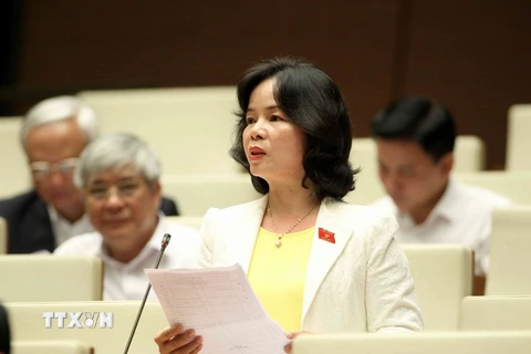 Đại biểu Quốc hội tỉnh Quảng Ngãi Phạm Thị Thu Trang phát biểu ý kiến. (Ảnh: Văn Điệp/TTXVN)