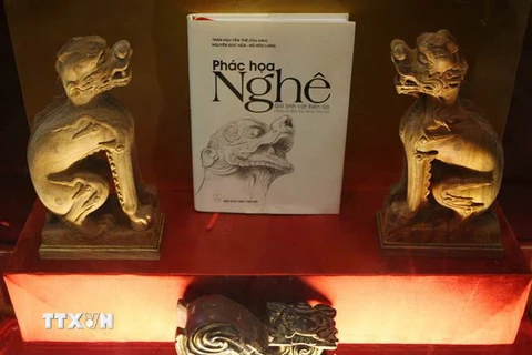 Hình tượng linh vật Nghê Việt được trưng bày tại triển lãm. (Ảnh: Thanh Tùng/TTXVN)