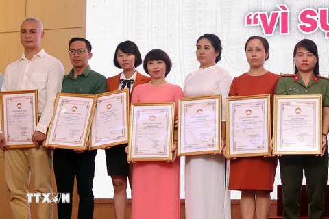 Nhà báo Chu Thanh Vân (Ban Biên tập Tin trong nước TTXVN, thứ tư từ trái sang) đoạt Giải C. (Ảnh: Nguyễn Dân/TTXVN)