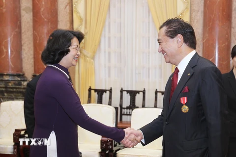 Phó Chủ tịch nước Đặng Thị Ngọc Thịnh tiếp ông Kuroiwa Yuji, Thống đốc tỉnh Kanagawa (Nhật Bản) đang thăm và làm việc tại Việt Nam. (Ảnh: Lâm Khánh/TTXVN)