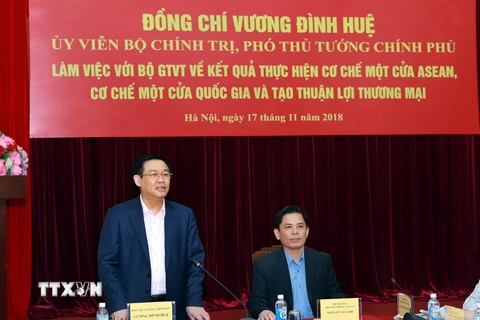 Phó Thủ tướng Chính phủ Vương Đình Huệ phát biểu tại buổi làm việc. (Ảnh: Hoàng Hùng/TTXVN)