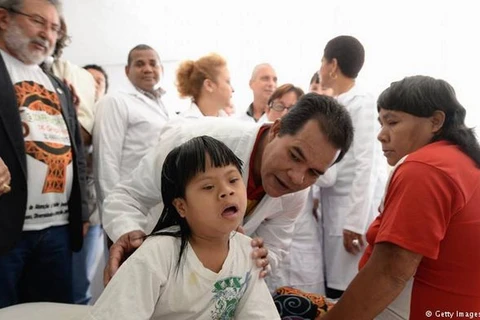 Bác sỹ Cuba đang khám bệnh. (Nguồn: Getty Images)