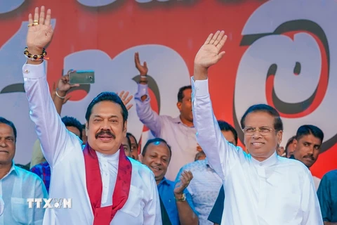 Tổng thống Sri Lanka Maithripala Sirisena (phải, phía trước) và tân Thủ tướng Mahinda Rajapakse (trái, phía trước) tại Colombo ngày 5/11/2018. (Ảnh: THX/TTXVN)