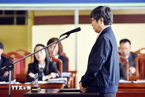 Bị cáo Nguyễn Thanh Hóa - nguyên Cục trưởng Cục Cảnh sát phòng chống tội phạm công nghệ cao, trả lời trước tòa. (Ảnh: Trung Kiên/TTXVN)