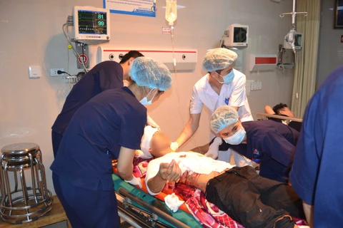 Bệnh nhân vào viện với vết thương lớn, chảy máu nhiều vùng cánh tay, ngực, bụng. (Nguồn: Benhvienhungvuong.vn)