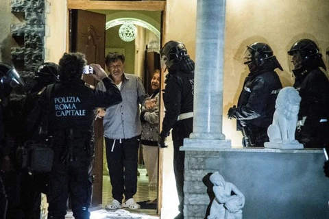 Cảnh sát Italy tại biệt thự của một thành viên băng nhóm mafia. (Nguồn: BBC)