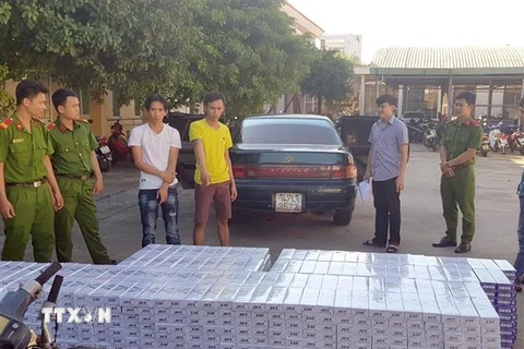 Lực lượng cảnh sát giao thông Công an tỉnh Bình Định phát hiện và bắt giữ xe ôtô vận chuyển 1.250 cây thuốc lá lậu trên quốc lộ 19. (Ảnh: Nguyên Linh/TTXVN)