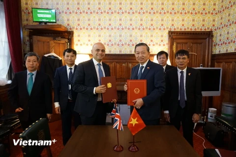 Ngày 21/11, tại thủ đô London, Bộ trưởng Bộ Công an Tô Lâm hội đàm với ngài Sajid Javid, Bộ trưởng Bộ Nội vụ Anh. (Nguồn: Vietnam+)