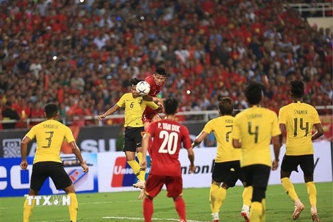 Một pha tranh bóng của cầu thủ đội tuyển Việt Nam và đội tuyển Malaysia. (Ảnh: Trọng Đạt/TTXVN)