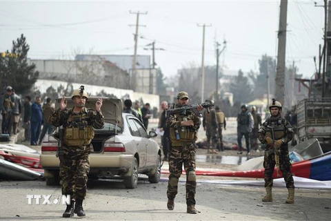 Cảnh sát Afghanistan gác tại hiện trường một vụ đánh bom liều chết ở Kabul ngày 2/3/2018. (Ảnh: AFP/TTXVN)
