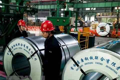 Thép cuộn tại nhà máy thép ở Tangshan, tỉnh Hà Bắc, Trung Quốc. (Nguồn: AFP/TTXVN)