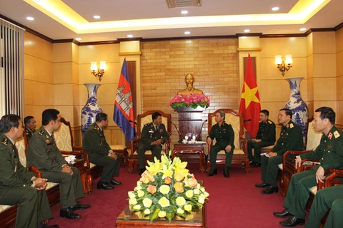 Trung tướng Đỗ Căn tiếp Đoàn đại biểu Tòa án Quân sự và Viện Kiểm sát Quân sự Campuchia. (Nguồn: Bộ Quốc phòng)