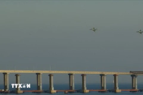 Máy bay Nga bay qua cầu Crimea trên Eo biển Kerch (nối giữa biển Azov và Biển Đen), nơi xảy ra vụ va chạm giữa tàu tuần dương Nga và tàu hải quân Ukraine ngày 25/11. (Ảnh: AFP/TTXVN)