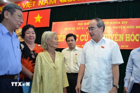 Ông Nguyễn Thiện Nhân, Ủy viên Bộ Chính trị, Bí thư Thành ủy Thành phố Hồ Chí Minh trao đổi với cử tri. (Ảnh: Thu Hoài/TTXVN)