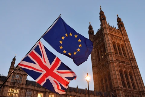 Cờ Anh (phía dưới) và cờ EU (phía trên) bên ngoài tòa nhà Quốc hội Anh ở thủ đô London. (Nguồn: AFP/TTXVN)