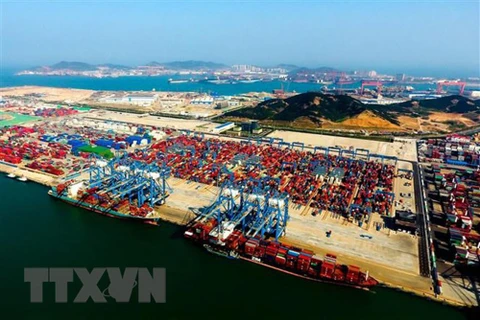 Hàng hóa được xếp tại cảng ở Thanh Đảo, tỉnh Sơn Đông, Trung Quốc. (Ảnh: THX/TTXVN)