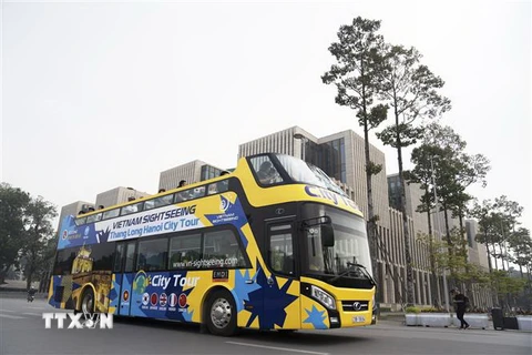 Tuyến xe Thăng Long-Hà Nội City tour sử dụng xe buýt hai tầng Vietnam Sightseeing đưa du khách tham quan nội đô. (Ảnh: TTXVN)