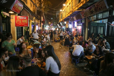 Phố Tạ Hiện luôn sôi động vào tất cả các ngày trong tuần, đặc biệt đông vào buổi tối với nhiều nhà hàng, bar hoạt động (Ảnh: Lê Minh Sơn/Vietnam+)