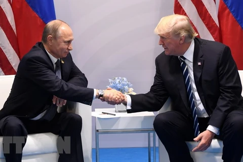 Tổng thống Mỹ Donald Trump (phải) và Tổng thống Nga Vladimir Putin. (Ảnh: AFP/TTXVN)