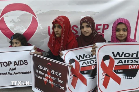 Tuần hành nhân Ngày Thế giới phòng, chống HIV/AIDS tại Lahore, Pakistan. (Ảnh: AFP/TTXVN)